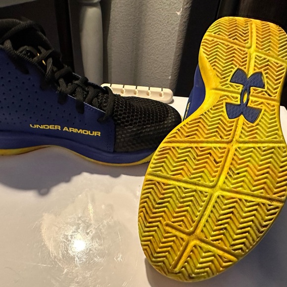 Children’s Under Armor Shoes/basketball size 1Y - Picture 4 of 6